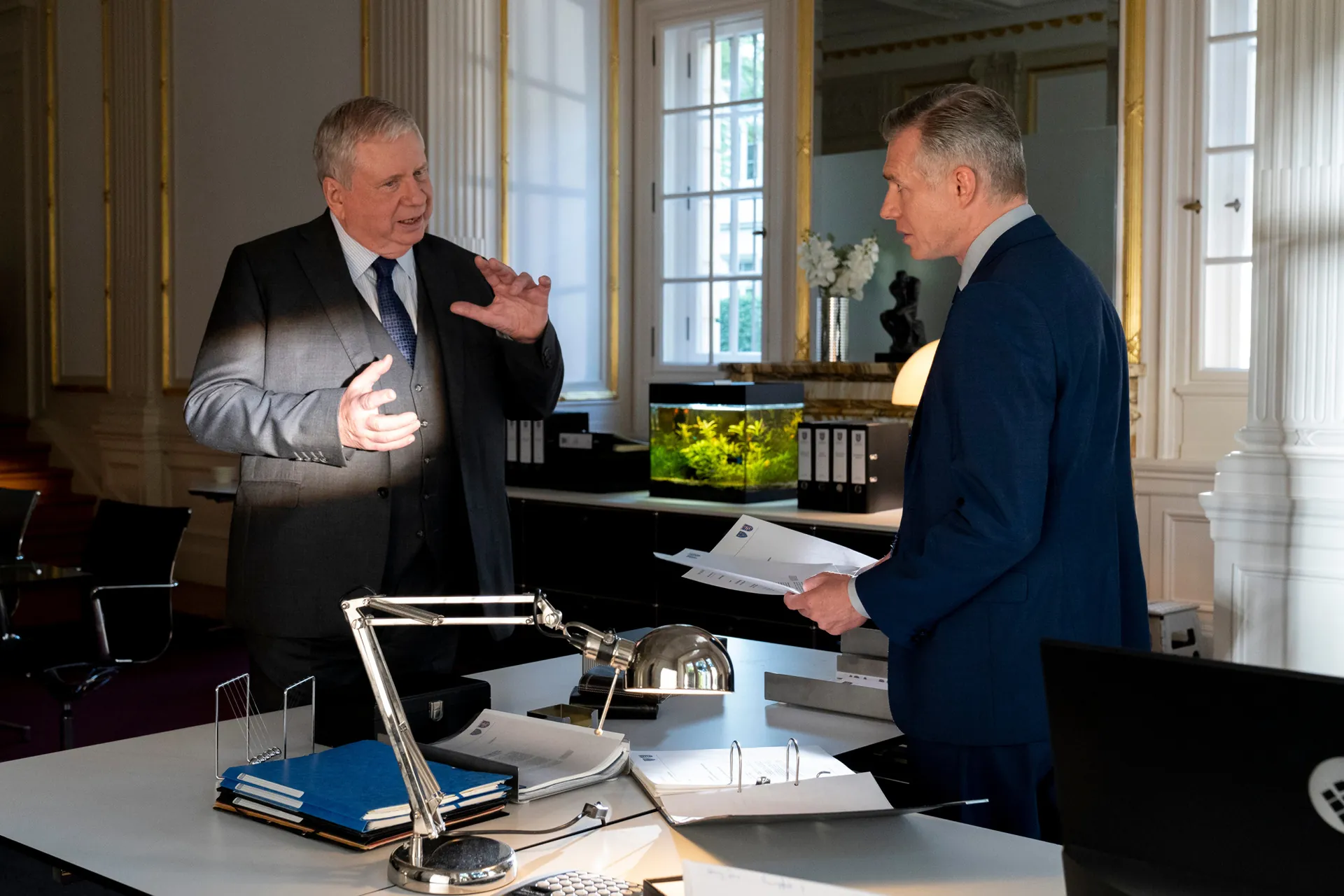 Zwei Männer besprechen Dokumente in einem Büro